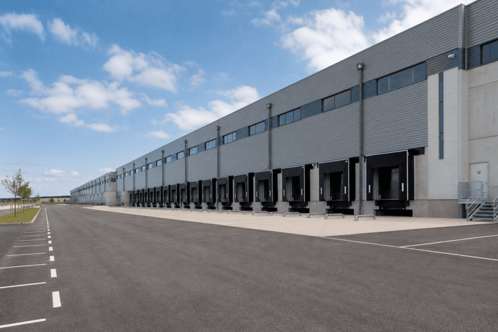 Entrepôt logistique avec ombrières solaires — projet efficacité énergétique MHF